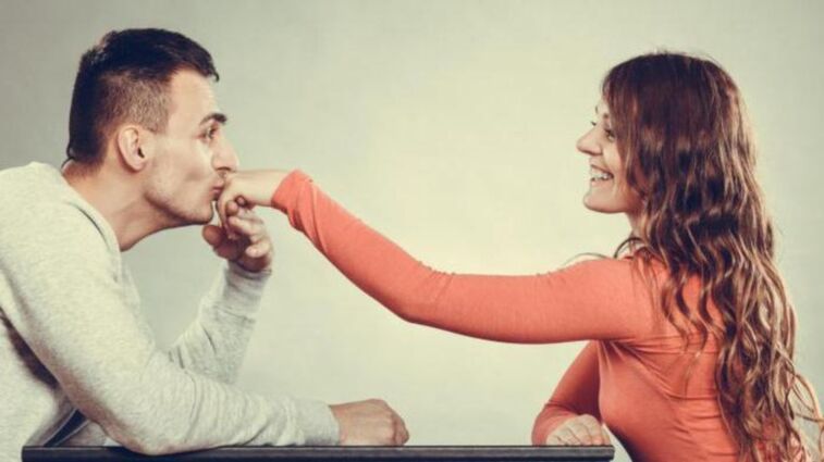 en Typ këmmert sech ëm e Meedchen an denkt un d'Erweiderung vun der Penis