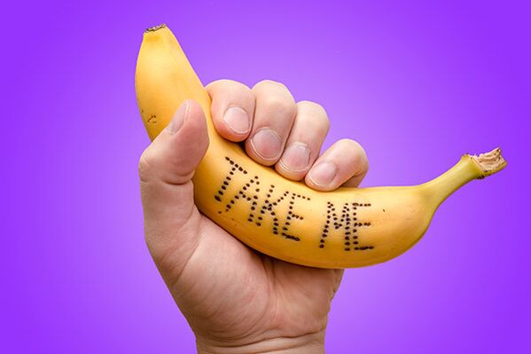 Bananen an der Hand symboliséiert e Penis mat engem vergréisserten Kapp