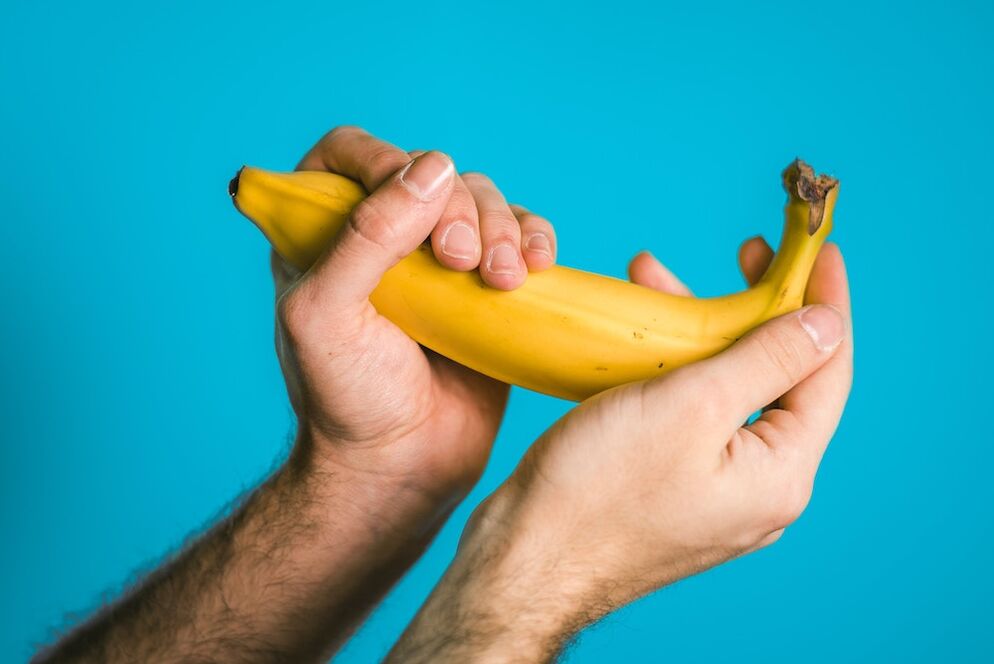 Übung fir de Penis um Beispill vun enger Banann ze erhéijen
