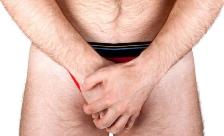 Mann mécht Penismassage fir d'Dicke ze erhéijen